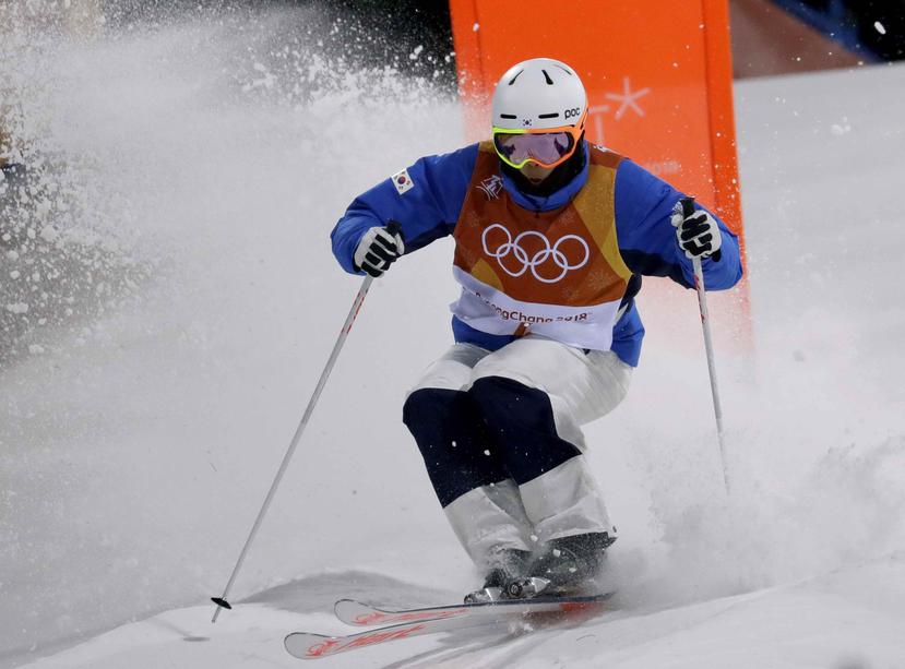 el esquiador surcoreano Choi Jae-woo durante una prueba de calificación de los Juegos Olímpicos de Invierno, en el Phoenix Snow Park de Pyeongchang, Corea del Sur. (AP)