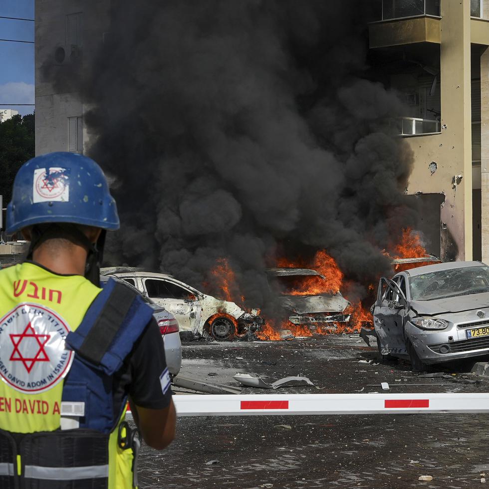 Un carro arde en llamas luego que un misil lanzado desde la Franja de Gaza cayera sobre un estacionamiento en Ashkelon.