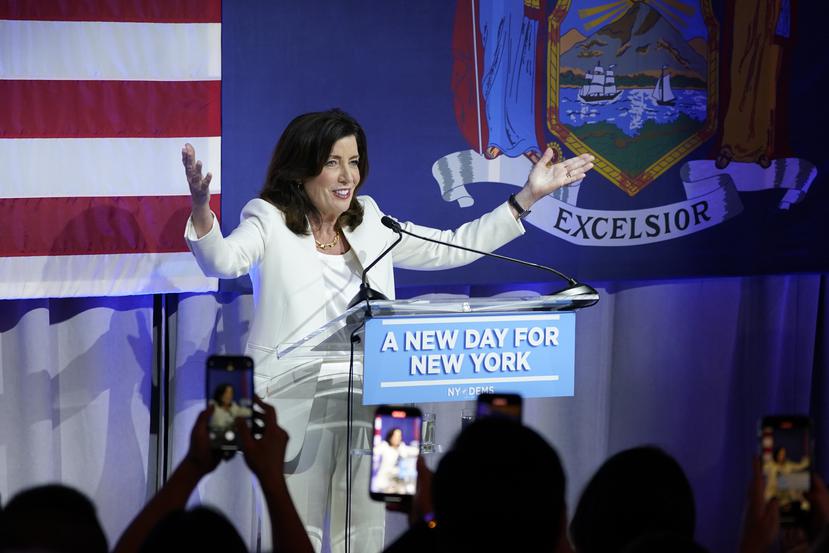 La gobernadora de Nueva York, Kathy Hochul, celebra su victoria en las primarias demócratas en Nueva York.
