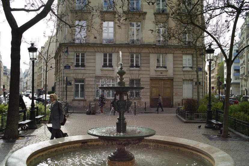 Personas caminan por Place de d'Estrapade, en París. El enorme éxito de la serie de Netflix "Emily in Paris" ha transformado una plaza tranquila de la capital francesa en un imán para turistas.