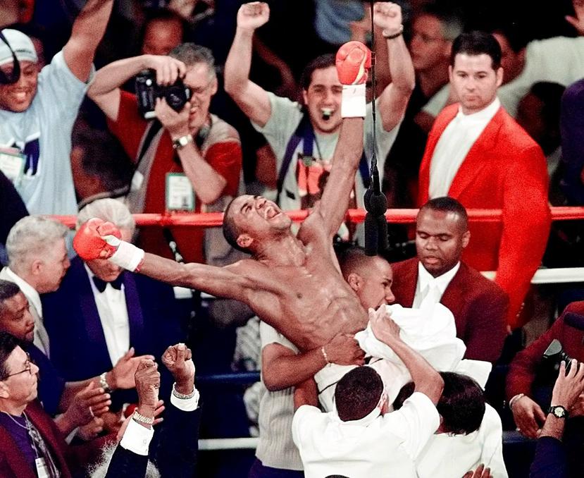 Momento en que se anunció la decisión favoreciendo al boricua Tito Trinidad en su pelea contra Oscar De la Hoya, el 18 de septiembre de 1999. (AP)