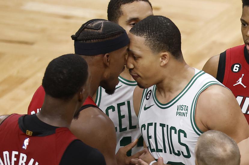 Jimmy Butler (izquierda) intercambia palabras con Grant Williams, de los Celtics, durante el segundo partido de la final del Este.