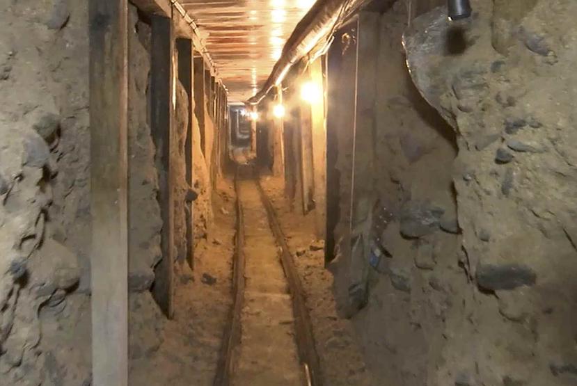 La imagen tomada de un video del 12 de diciembre de 2016 provista por la Procuraduría General de la República de México muestra un túnel que iba desde una zona de depósitos en Tijuana hacia California. (PGR, México, via AP)