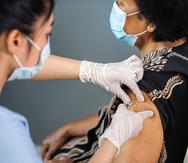 Una enfermera vacuna contra el COVID-19 a una mujer.