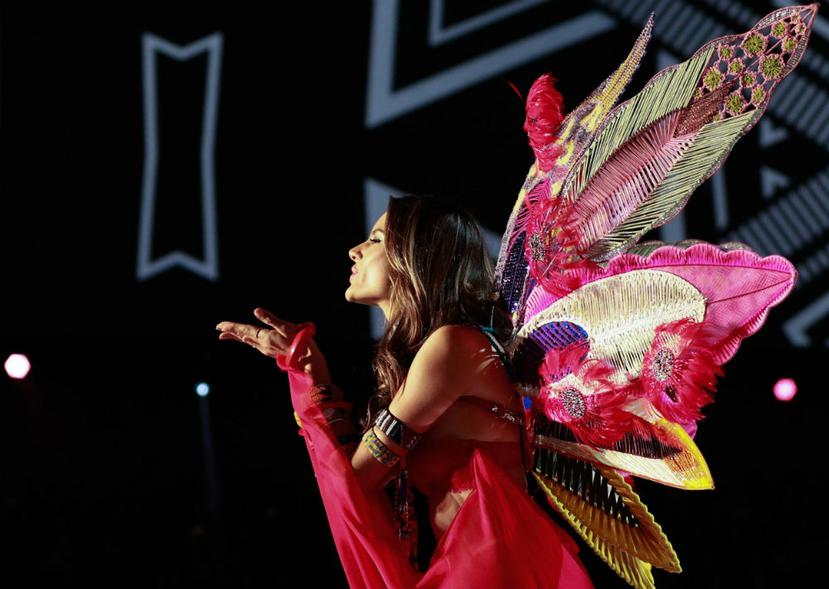 La modelo brasileña Alessandra Ambrosio presenta una creación de Victoria's Secret durante el desfile anual de la marca en Shanghái. (EFE/ Sherwin)