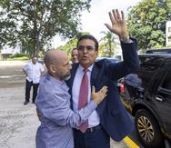 El alcalde de Sansebastian Javier Jimenez radica su candidatura a la Gobernacion  a su llegada a la CEE de Hato Rey. fotos David Villafañe