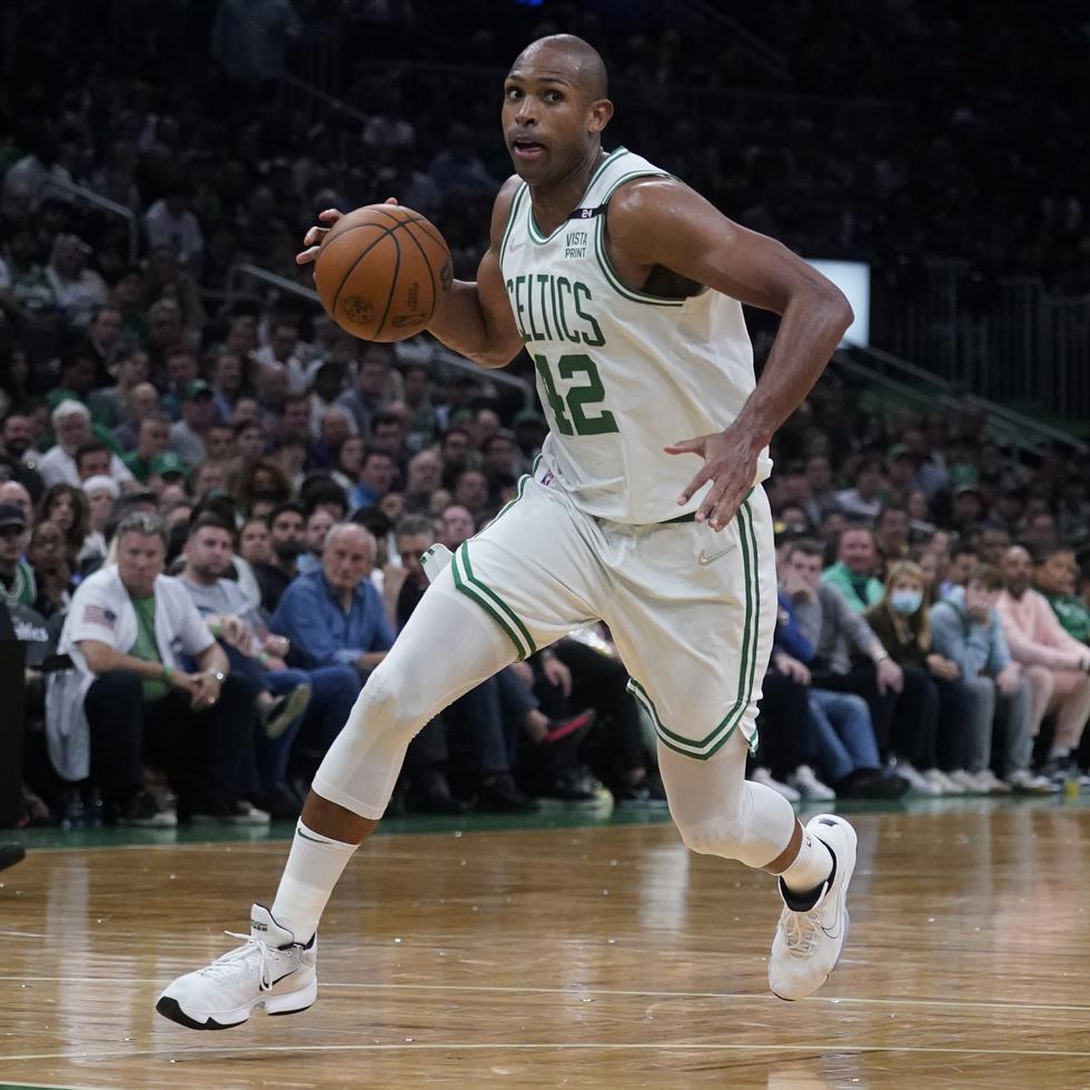 El dominicano Al Horford (42), de los Celtics de Boston, se enfila a la canasta rival en el cuarto partido de la final de la Conferencia del Este de la NBA ante el Heat de Miami.