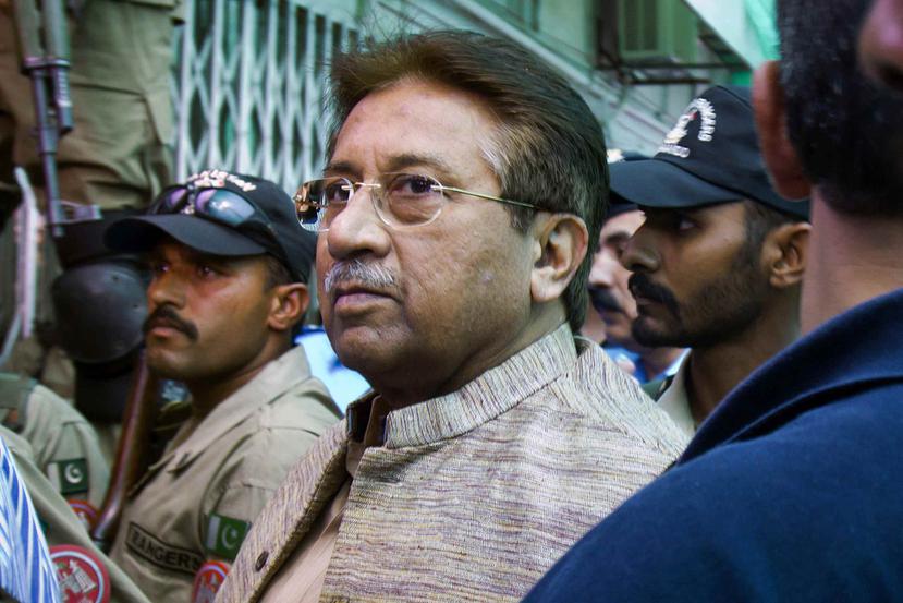El expresidente paquistaní Pervez Musharraf llegando a un tribunal antiterrorismo en Islamabad, Pakistán. (AP / Anjum Naveed / Archivo)