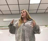 En el vídeo, Emily Gipson pide a los estudiantes que se traten mejor entre sí. (Captura de YouTube)