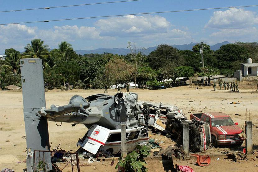 Vista general del helicóptero accidentado en la comunidad de Jamiltepec, en Pinotepa Nacional, México (EFE/Carlos Edil Torres García).