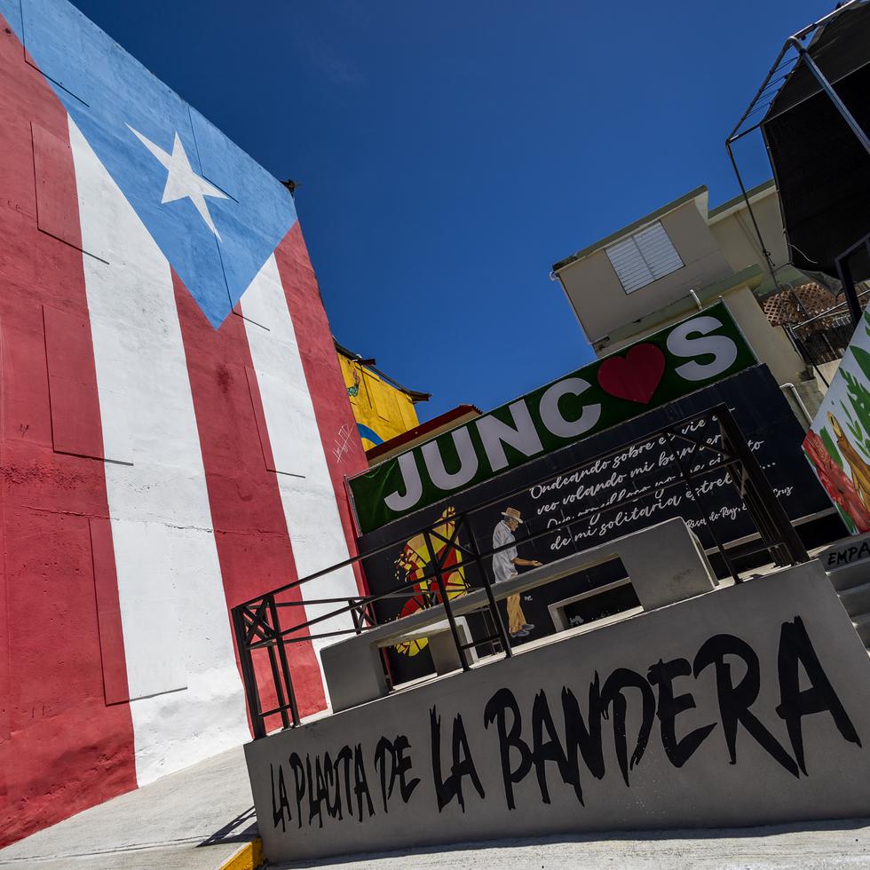 Justo en la calle José Julián Acosta, se encuentra la “Placita de las Banderas”. El espacio fue seleccionado por el artista villalbeño Héctor Collazo para pintar la bandera de Puerto Rico como parte del proyecto ‘78 pueblos, una bandera’. Esta fue la bandera número 67.