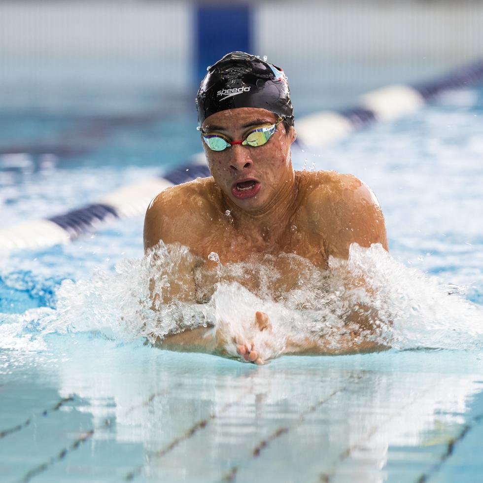 El joven atleta Xavier Ruiz entrena para su participación en los Juegos Panamericanos 2023 en Santiago de Chile en los 200 y 100 metros pecho.