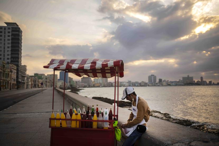 Un vendedor en el malecón de La Habana, en Cuba. (AP)