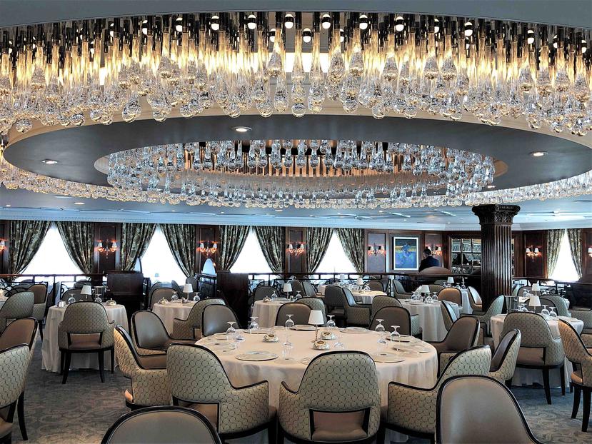 El Grand Dining Room del Oceania Insignia, con sillas de comedor tapizadas en cuero y un espectacular candelabro central. (Gregorio Mayí / Especial para GFR Media)