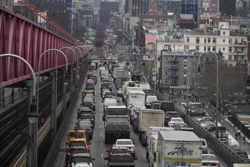 Vehículos transitan el puente de Williamsburg de Brooklyn a Manhattan. (AP)