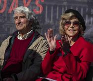 Los actores Sam Waterston y Jane Fonda asisten a una manifestación en el Capitolio en Washington. (AP)