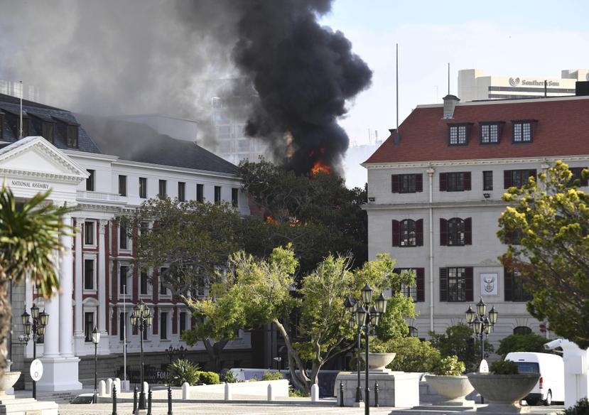 Vista del incendio en el Parlamento de Sudáfrica.