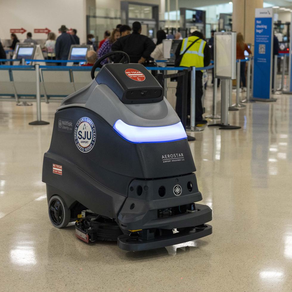 Nelman Nevarez, director de operaciones de Aerostar Airport Holdings, el operador privado del aeropuerto, precisó que los robots ilfisk 500, diseñados por la compañía Thoro AI, costaron $220,000 y tienen la capacidad de barrer, mapear y aspirar a la vez.