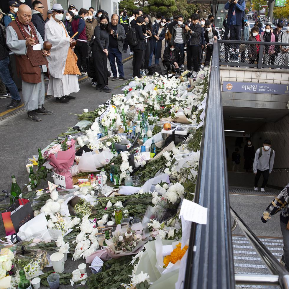 La gente llega para rendir homenaje a las víctimas de la estampida de Halloween en Seúl.