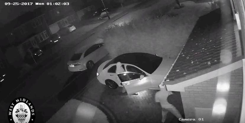 Una cámara de vigilancia captó el momento del robo del automóvil. (YouTube)