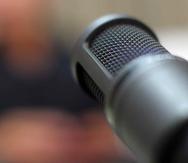 Los locutores de radio también tienen su verbo: ‘locutar’, que se refiere a la acción de hablar por el micrófono de una estación durante un programa de radio.  (Archivo)