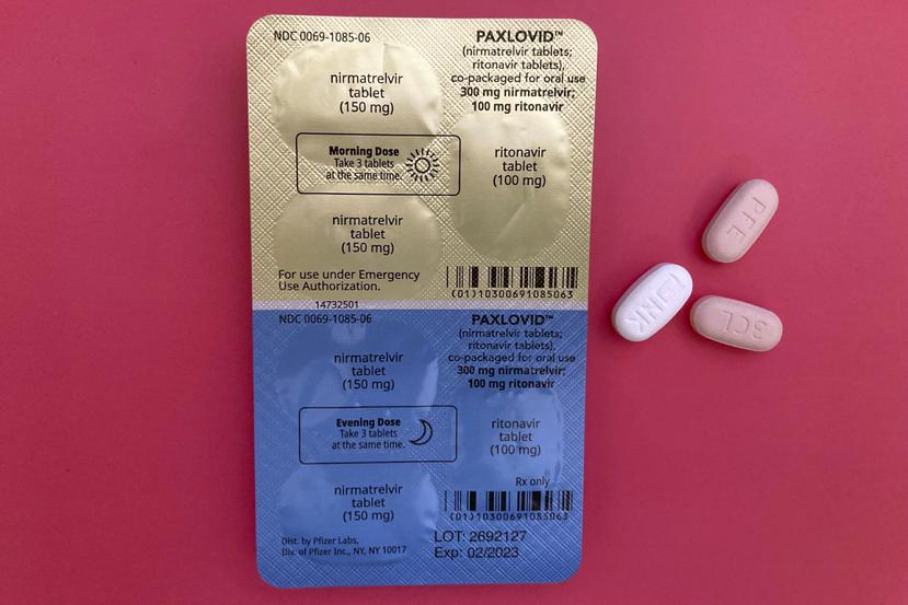 El antiviral Paxlovid es enseñado en Nueva York el pasado 1 de agosto de 2022. Pfizer aprobó completamente hoy, jueves, el uso del medicamente para batallar el COVID-19 pese a que la droga ha sido administrada a pacientes desde hace dos años ya. (AP Photo/Stephanie Nano, File)