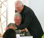El expresidente Bill Clinton y el exgobernador Carlos Romero Barceló.