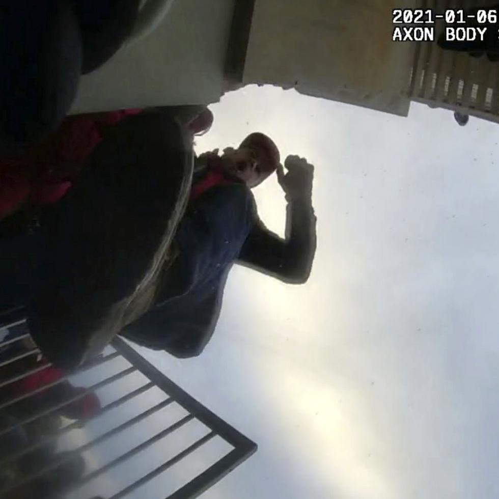 Imagen tomada del video de la cámara corporal de un policía, contenida y anotada en el memorando de sentencia del Departamento de Justicia contra Jack Wade Whitton.