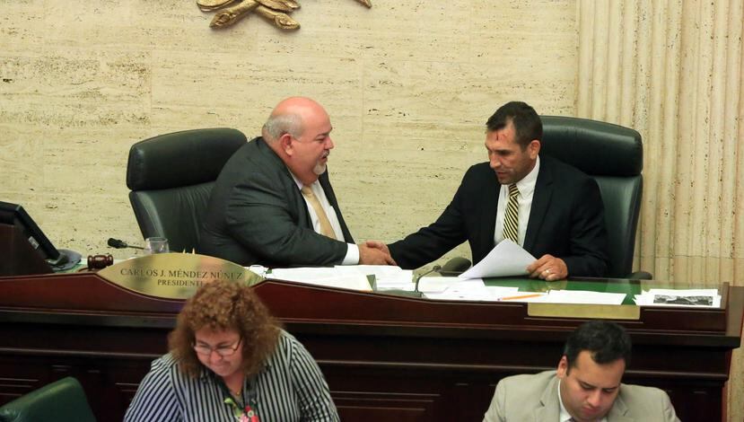 Carlos "Johnny" Méndez saluda al legislador José Rivera Guerra.