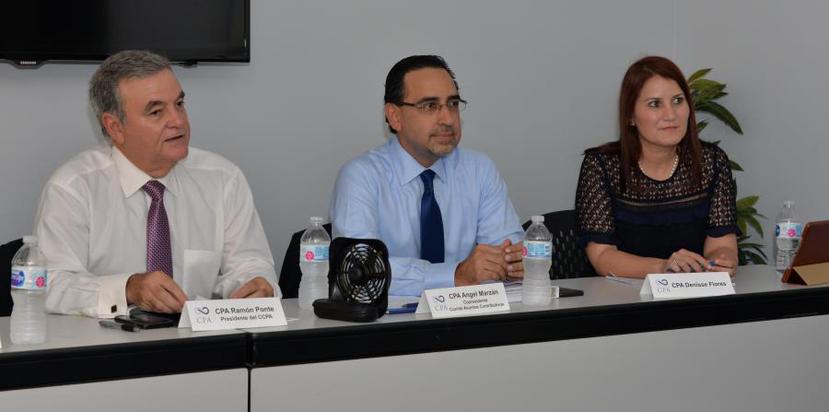 Desde la izquierda: Ramón Ponte, presidente del Colegio de Contadores Públicos Autorizados; Ángel Marzán, copresidente de Asuntos Contributivos de CCPA, y CPA Dennise Flores. (GFRMedia)