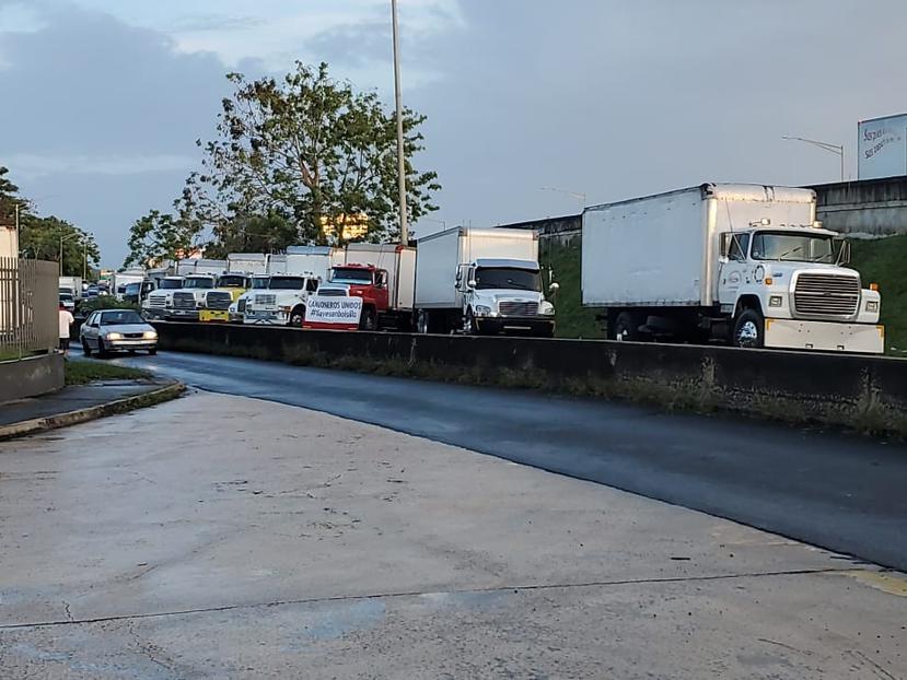 Camioneros protestan en las oficinas de V Suárez en Cataño.