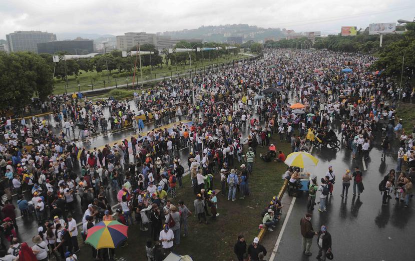 Miles de personas bloquean una autopista en Venezuela en protesta contra las políticas del presidente Nicolás Maduro. (AP / Fernando Llano)
