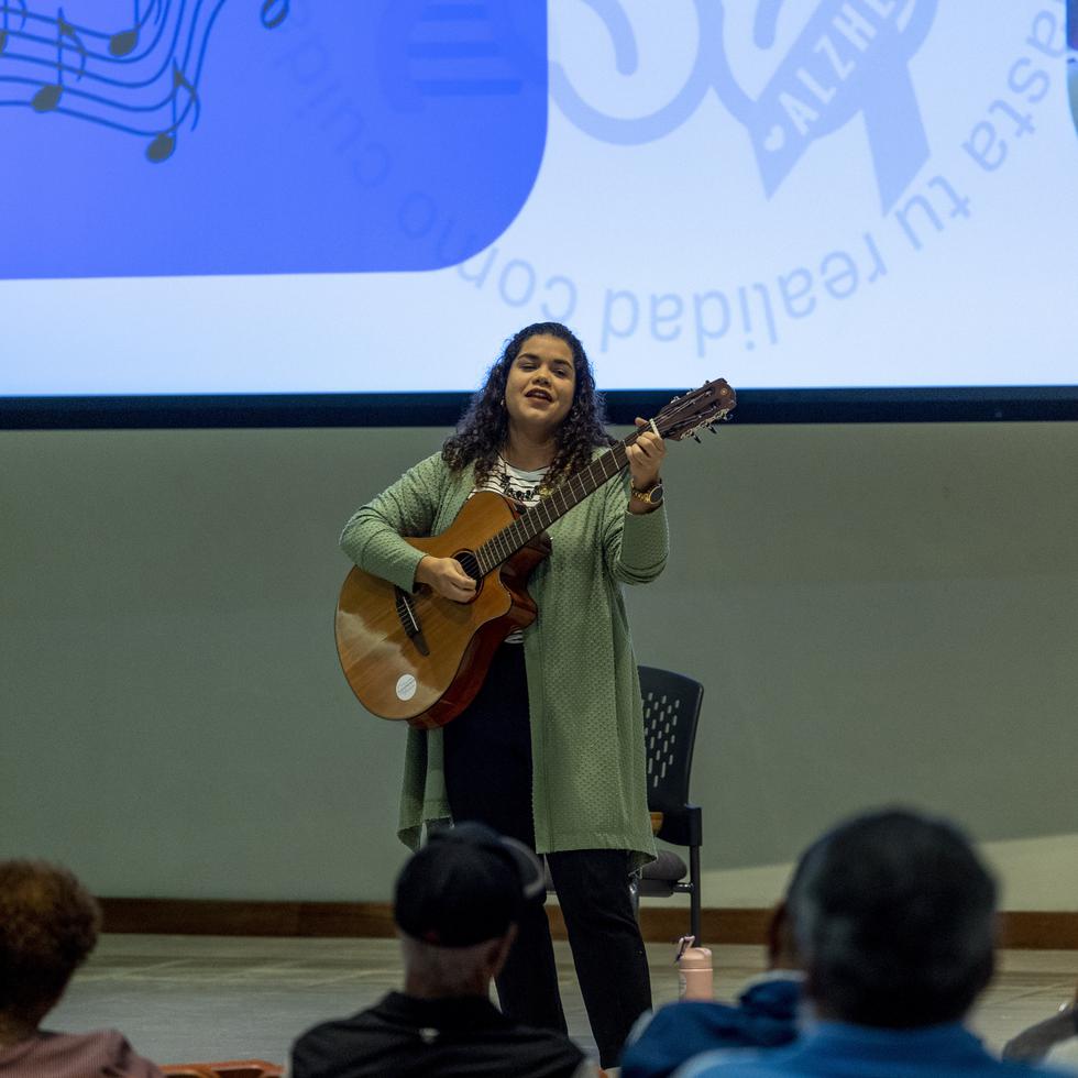 La charla sobre musicoterapia como alternativa no farmacológica para el Alzheimer estuvo a cargo de la musicoterapeuta Adriana Lizardi.