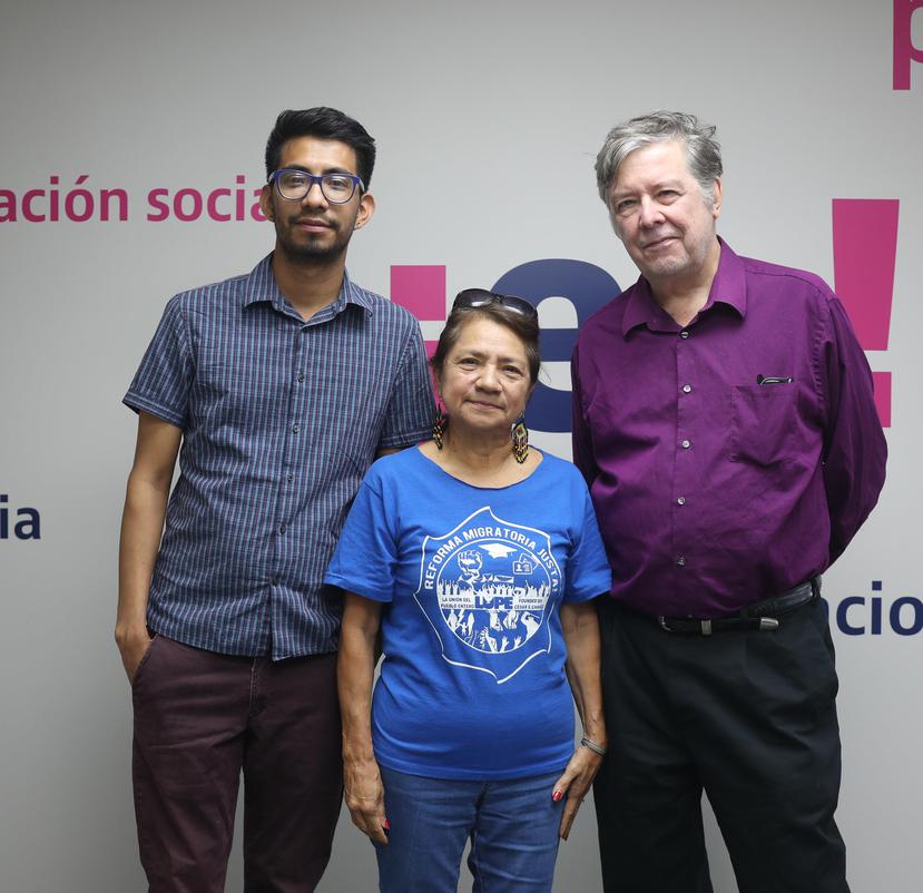De izquierda a derecha, los activistas tejanos Josué Ramírez, Marta Sánchez y John Henneberger.