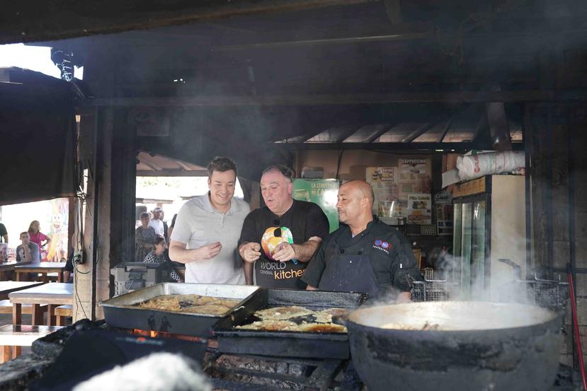 Jimmy Fallon junto al chef José Andrés en un kiosko en Piñones. (Suministrada)