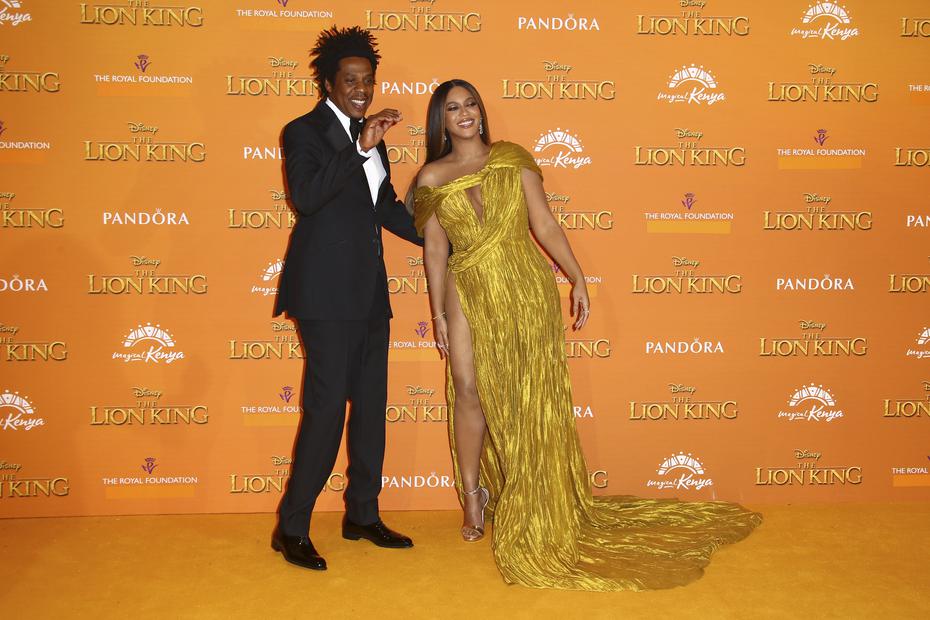 Jay-Z, left y Beyoncé posaron en la alfombra amarilla en la premier europea de  'The Lion King' (Photo by Joel C Ryan/Invision/AP)