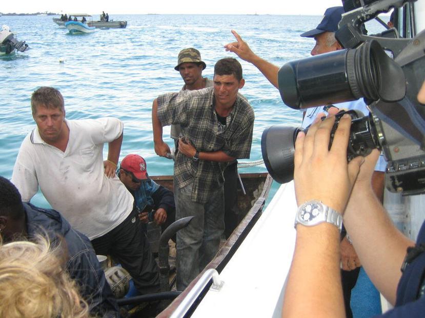 Imagen de archivo que muestra a 17 varios balseros cubanos rescatados por elementos de la Armada de México, en las costas del Estado de Quintana Roo. (Archivo / EFE)
