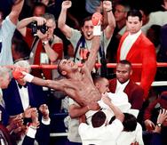 Momento en que se anunció la decisión favoreciendo al boricua Tito Trinidad en su pelea contra Oscar De la Hoya, el 18 de septiembre de 1999. (AP)