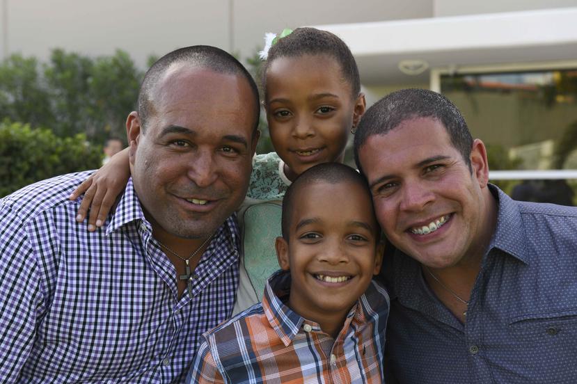 Jorge Vázquez Ramos (i) y Joel Andrades Rivera (d) decidieron darle un hogar a los hermanos Yair y Alaya.