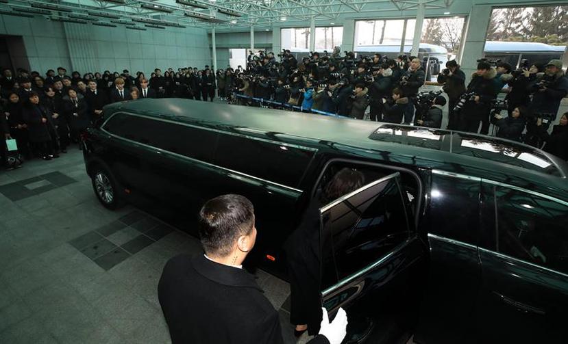 Sus excompañeros del grupo  SHINee, encabezaron el funeral. (EFE)