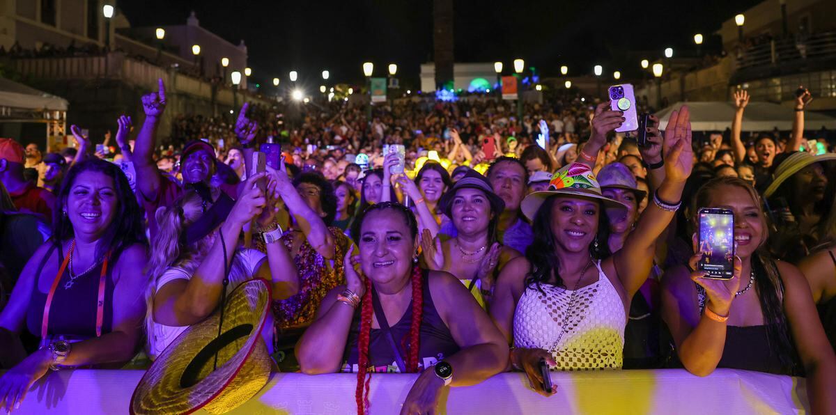 El público disfruta de las canciones de La India durante el tercer día de las Fiestas de la calle San Sebastián tras dos años de celebración remota por el COVID-19.