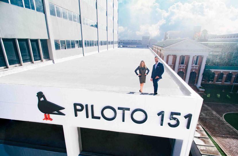 La cofundadora y principal ejecutiva de Piloto 151, Sofía Stolberg, y el también cofundador de la empresa, Juan Carlos Stolberg, en las instalaciones de la nueva localización del espacio de cotrabajo, en Santurce. (Suministrada)