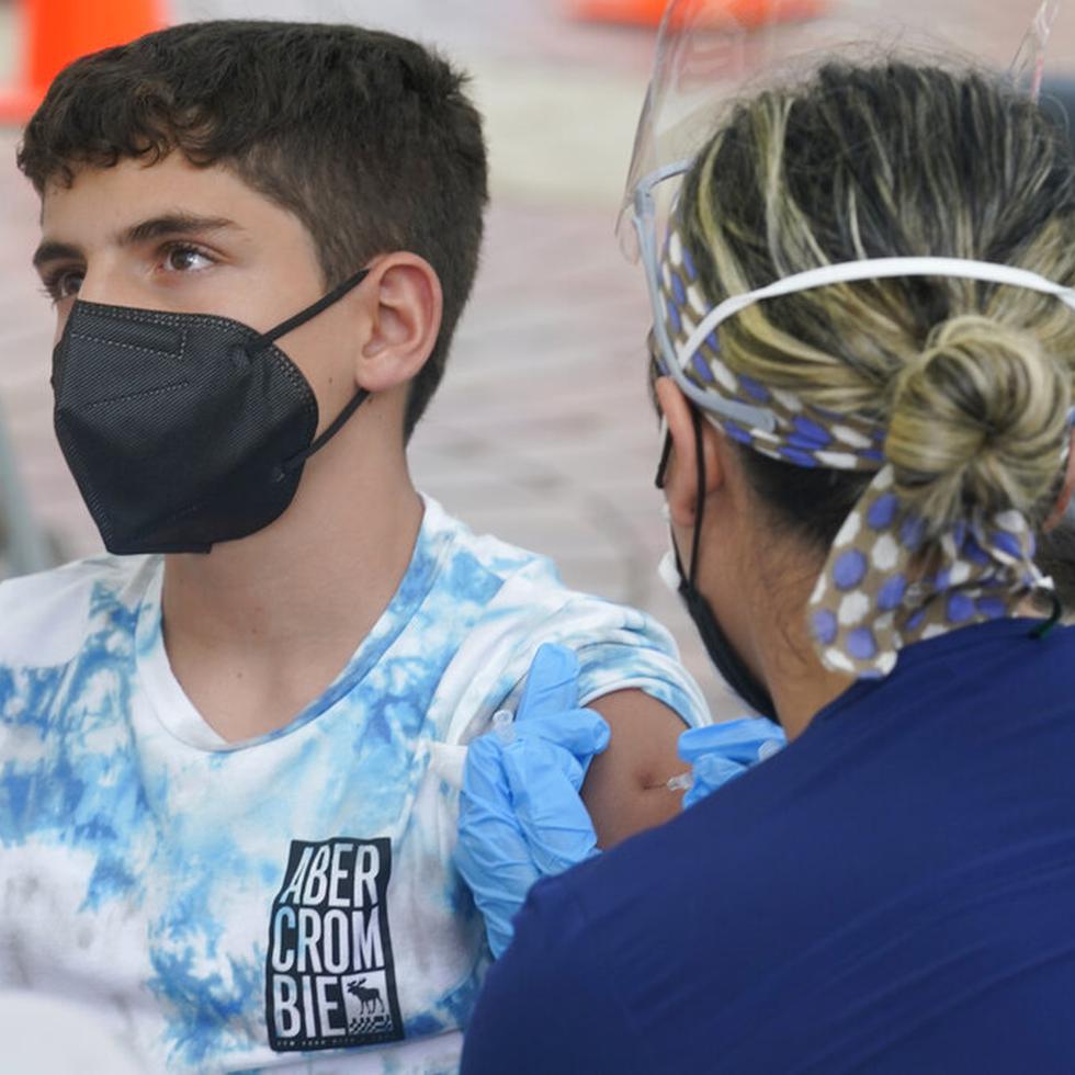 Andrés Veloso, de 12 años, recibe la primera dosis de la vacuna Pzifer el 9 de agosto de 2021 en Miami.