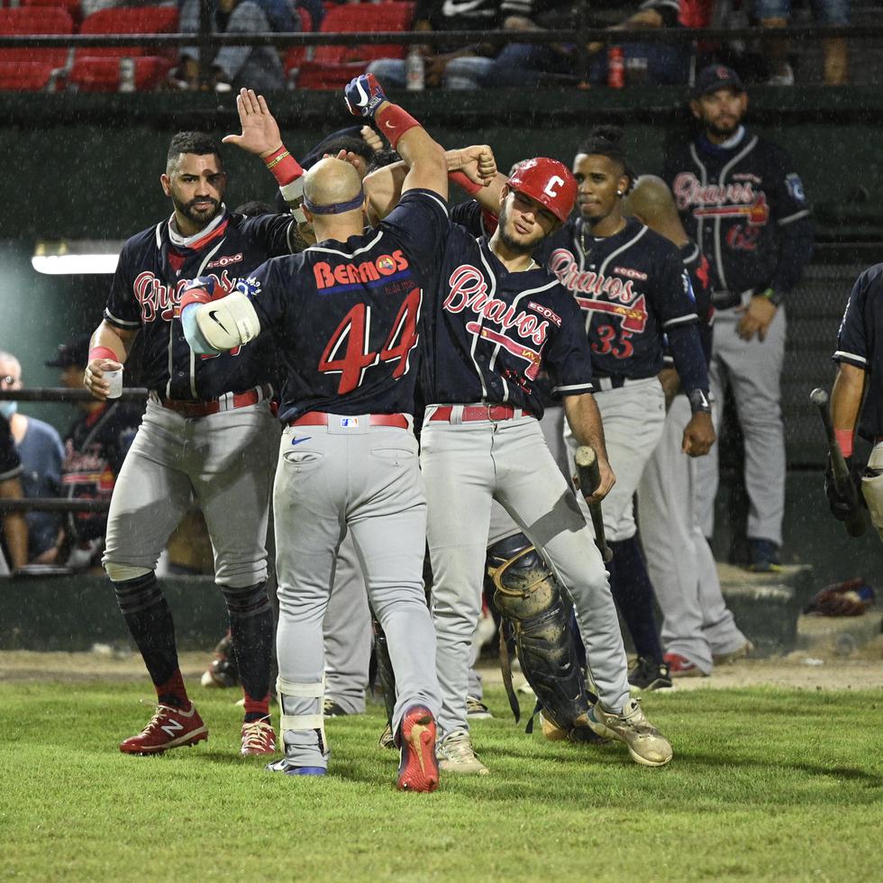 Los jugadores de los Bravos de Cidra celebran durante el segundo partido de la Serie Final del béisbol Doble A ante los Grises de Humacao.