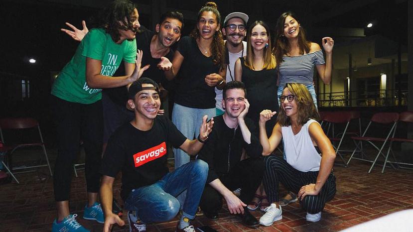El elenco de Escena 7 junto a la actriz Marisé "Tata" Álvarez durante uno de los talleres de preparación para el espectáculo. (Suminisrada)
