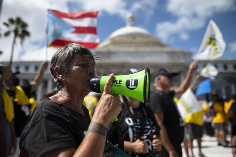 Una mujer se manifiesta en contra de LUMA, frente al Capitolio.
