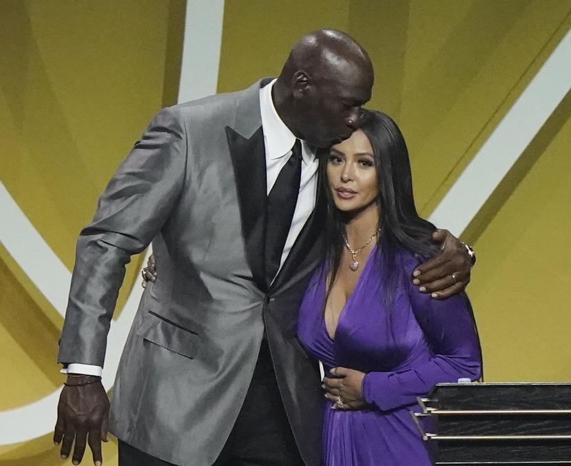 Michael Jordan besa la cabeza de Vanessa Bryant, viuda de Kobe Bryant, luego de dar el discurso de exaltación al Salón de la Fama.