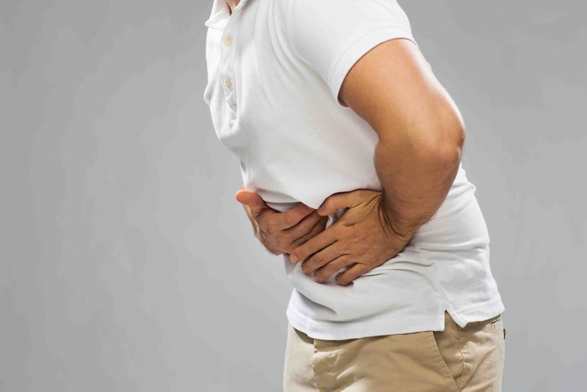 El dolor en el abdomen o la espalda, puede ser una señal del padecimiento. (Archivo / GFR Media)