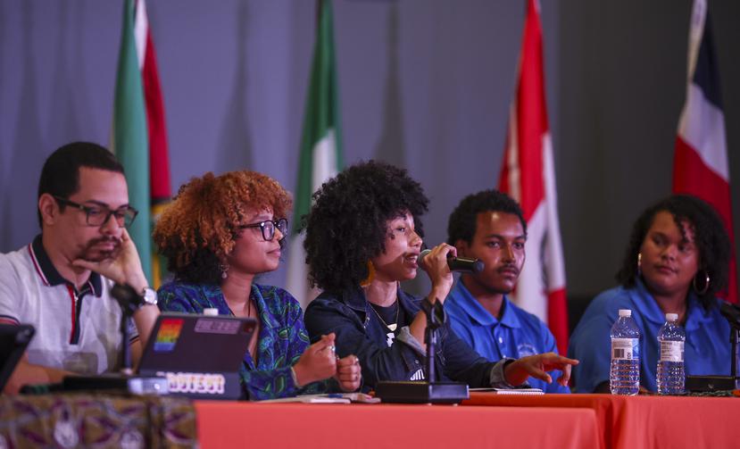 Conferencia en la que líderes jóvenes plantearon proyectos futuros para erradicar el racismo. Al centro Lumarhi Rivera, del grupo Afrojuventudes.