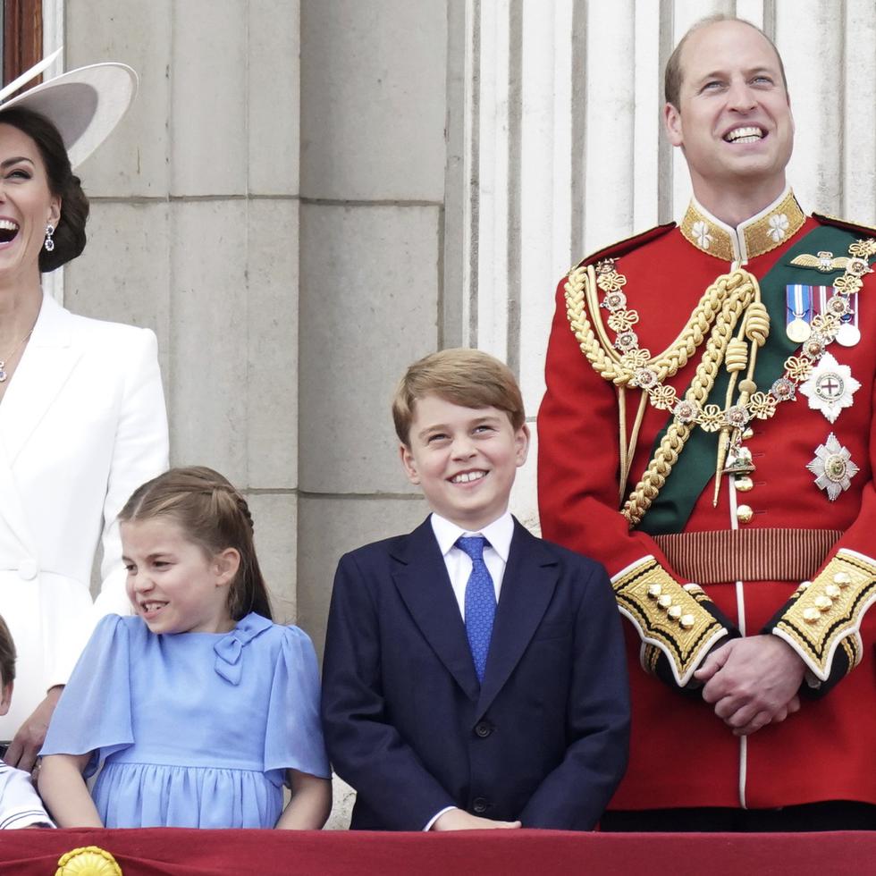 Los príncipes de Gales junto a sus hijos  sonríen en el balcón del Palacio de Buckingham tras la ceremonia Trooping the Colour, en junio de 2022.